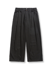 クラシックなブラックのリラックスフィットストレートスーツパンツの正面ビュー。直筒カットで広がりを提供し、弾力のあるウエストバンドが快適な着心地を保証します。