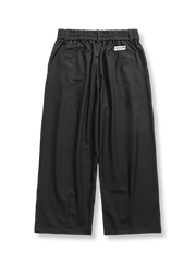 クラシックなブラックのリラックスフィットストレートスーツパンツの正面ビュー。直筒カットで広がりを提供し、弾力のあるウエストバンドが快適な着心地を保証します。