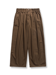 クラシックなブラックのリラックスフィットストレートスーツパンツの正面ビュー。直筒カットで広がりを提供し、弾力のあるウエストバンドが快適な着心地を保証します。