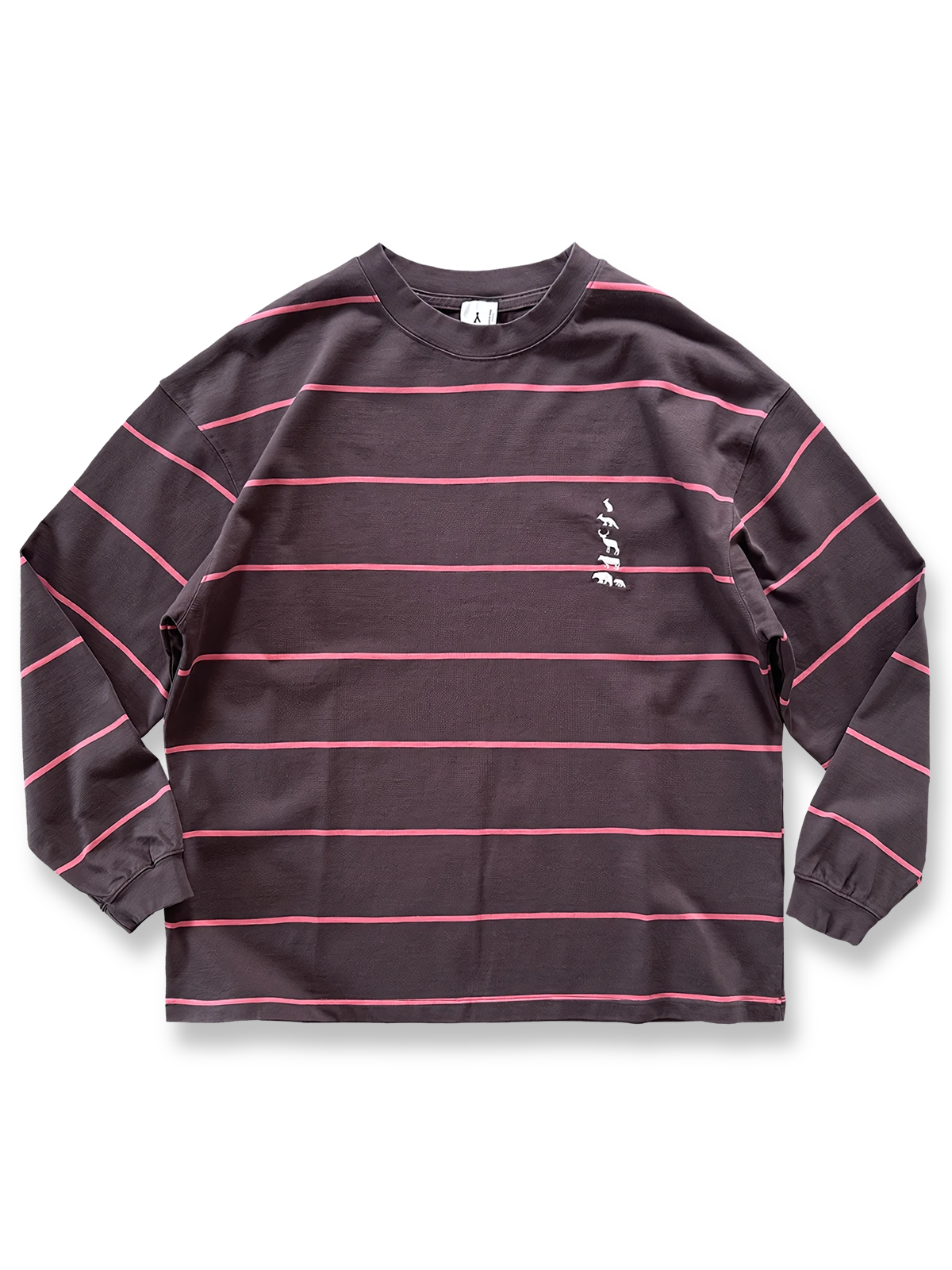 製品画像
ヴィンテージ感あふれるストライプパターンが特徴のヘビーウェイト長袖Tシャツ。胸元に高密度刺繍で描かれた動物たちが自然の童話を語るようなデザインで、青春の記憶とクラシックなエレガンスを融合した一枚

詳細画像
森の動物たちをモチーフにした高密度刺繍のディテールと、320gのヘビーウェイトコットンが織りなすヴィンテージ感ある質感が魅力。刺繍の精巧さと厚手の生地が時代を超えた価値を表現