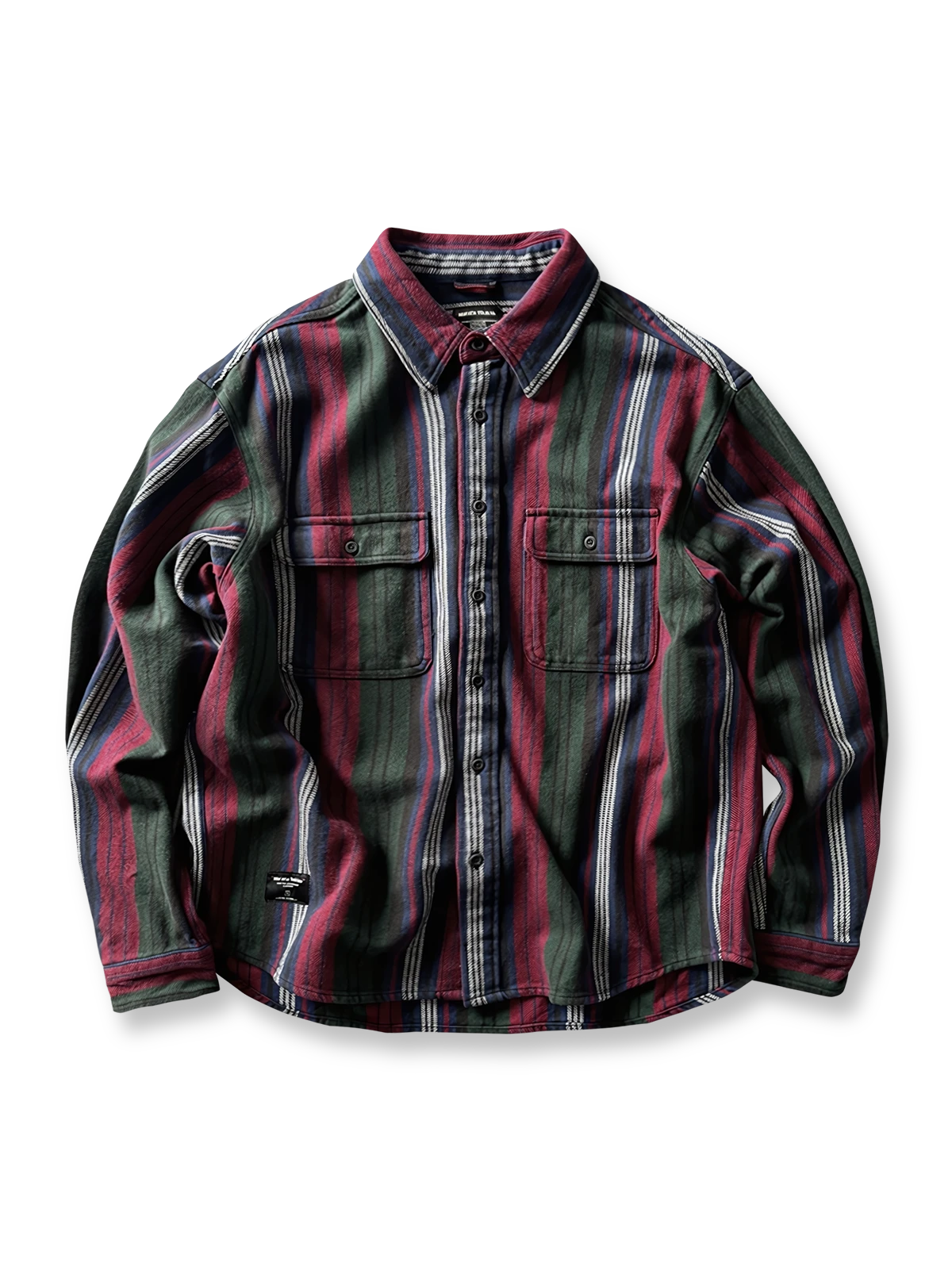 製品画像
「ヘビーフランネル素材を使用したストライプ長袖シャツ全体展示図。ウォッシュ加工によりヴィンテージ感が漂い、クラシックなアメリカンカジュアルスタイルを再現。」

詳細画像
「フランネル素材のテクスチャーと金属ボタンのディテール特写。ウォッシュ加工による自然な風合いと、実用的でデザイン性のある金属ボタンが魅力。」
