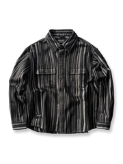 製品画像
「ヘビーフランネル素材を使用したストライプ長袖シャツ全体展示図。ウォッシュ加工によりヴィンテージ感が漂い、クラシックなアメリカンカジュアルスタイルを再現。」

詳細画像
「フランネル素材のテクスチャーと金属ボタンのディテール特写。ウォッシュ加工による自然な風合いと、実用的でデザイン性のある金属ボタンが魅力。」
