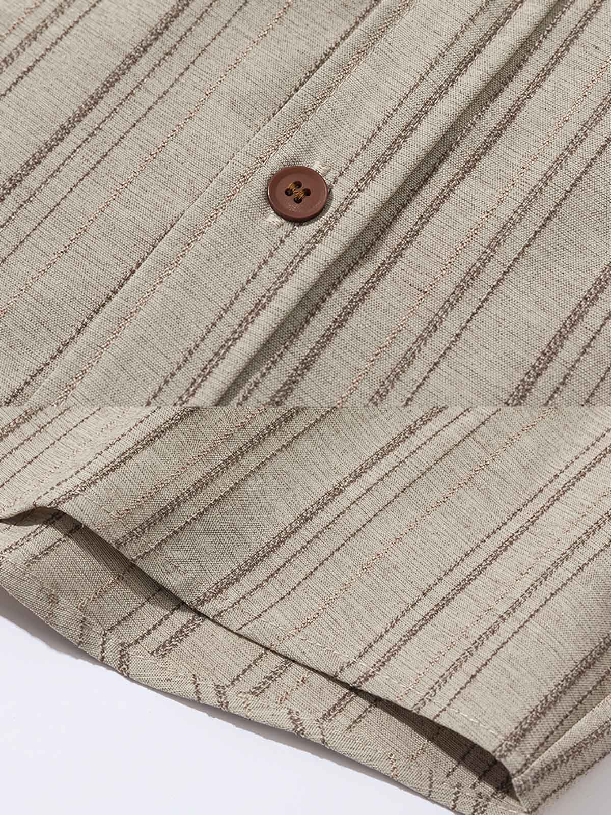  製品画像: レトロストライプダブルポケット長袖シャツ全体展示 詳細画像: シャツ胸部のダブルポケットディテール