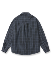 クラシックなチェック柄と隠しポケット付きシャツ全体