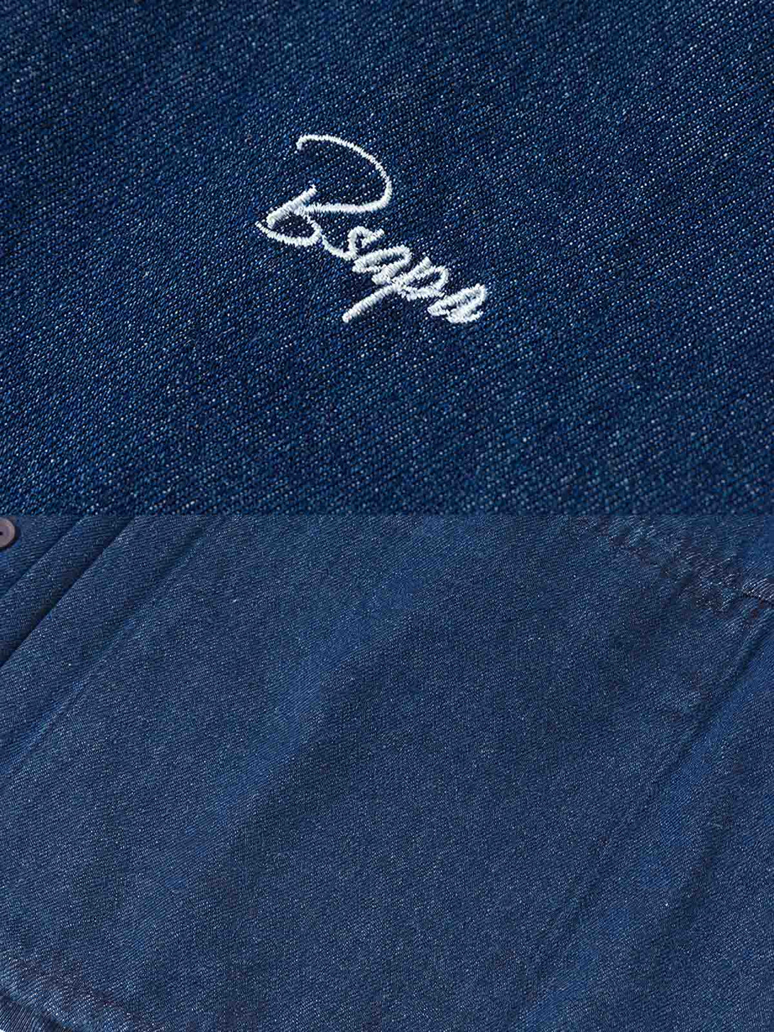 製品画像: ヴィンテージ感漂うルーズフィットデニム刺繍シャツの全体画像
詳細画像: デニムシャツの胸元に施された繊細な刺繍ディテールのクローズアップ画像