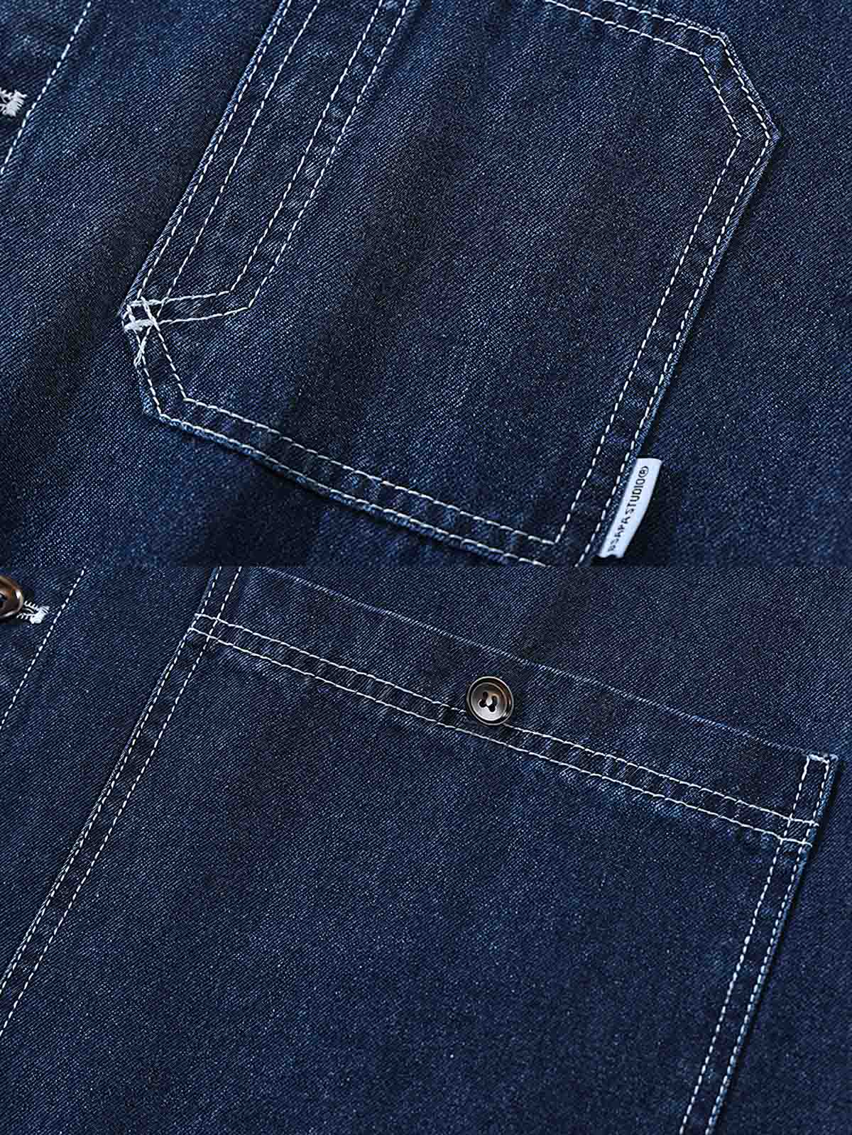 耐久性のある高品質デニム生地と、装飾的なオイルランプの刺繍ロゴを持つデニムシャツの細部。耐久性のある高品質デニム生地と、装飾的なオイルランプの刺繍ロゴを持つデニムシャツの細部。