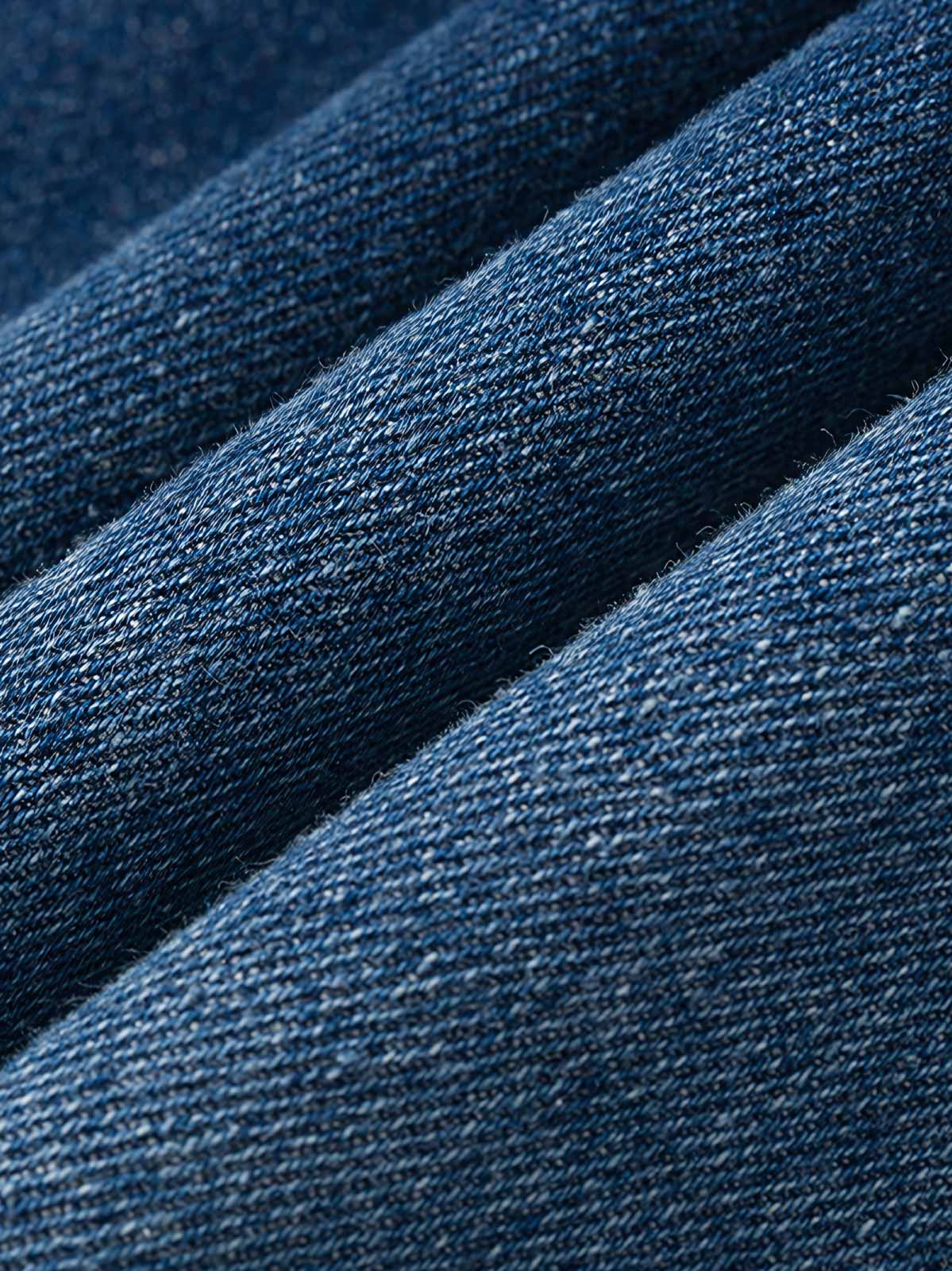 パールボタンと胸元ポケットのディテール展示