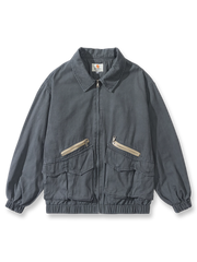 製品画像: マルチポケットワークジャケットのウォッシュドコットン素材フロントビュー
詳細画像: ジッパーデザインとワークポケットのディテール特写