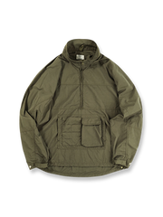 製品画像
軽量で耐久性に優れたナイロンとポリエステルの混紡素材を使用した、多ポケットハーフジップジャケットの全体展示。ヴィンテージ感あふれるデザインと実用的な収納性を備え、アウトドアや日常使いに最適なスタイリッシュなアイテム。

詳細画像
胸元や肩部分に施された立体的なラインデザイン、繊細なグリッド模様、そしてYKK製のマット仕上げファスナーを搭載したポケットの特写。機能性とデザイン性を両立したミリタリースタイルが際立つディテール。