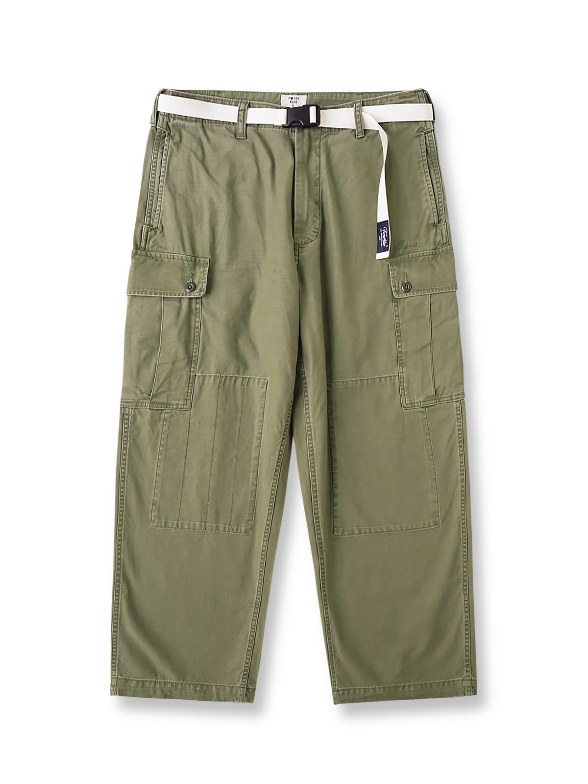 製品画像
ヴィンテージ感漂うバティック染めが特徴の多ポケットロングパンツ全体画像。ミリタリーテイストを取り入れ、300gのコットンサテン生地で耐久性と実用性を兼ね備えたデザイン。

詳細画像
バティック染めによる独特なテクスチャーや、取り外し可能なナイロンベルト、UTX Duraflexバックル、そして膝部分の補強パッチとYKK製カスタムジッパーのディテールショット。高い機能性が際立つ細部。
