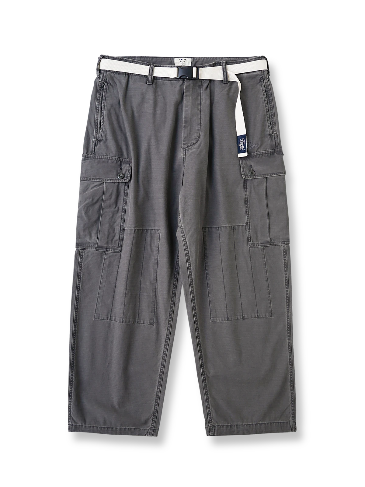 製品画像
ヴィンテージ感漂うバティック染めが特徴の多ポケットロングパンツ全体画像。ミリタリーテイストを取り入れ、300gのコットンサテン生地で耐久性と実用性を兼ね備えたデザイン。

詳細画像
バティック染めによる独特なテクスチャーや、取り外し可能なナイロンベルト、UTX Duraflexバックル、そして膝部分の補強パッチとYKK製カスタムジッパーのディテールショット。高い機能性が際立つ細部。
