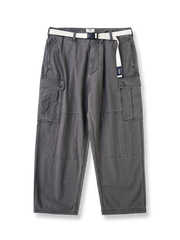 製品画像
ヴィンテージ感漂うバティック染めが特徴の多ポケットロングパンツ全体画像。ミリタリーテイストを取り入れ、300gのコットンサテン生地で耐久性と実用性を兼ね備えたデザイン。

詳細画像
バティック染めによる独特なテクスチャーや、取り外し可能なナイロンベルト、UTX Duraflexバックル、そして膝部分の補強パッチとYKK製カスタムジッパーのディテールショット。高い機能性が際立つ細部。
