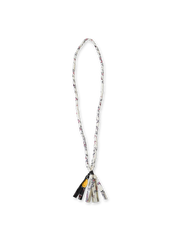 製品画像
日本製のSEVENBERRYペイズリー柄生地を使用したハンドメイドネックレス全体画像。ヴィンテージ感のあるデザインと手描きスマイルチャームが融合したユニークなアクセサリー。

詳細画像
繊細なペイズリー柄プリントと手描きスマイルチャームのディテールを強調したクローズアップ画像。ハンドメイドの立体感と奥行きが感じられるデザイン。