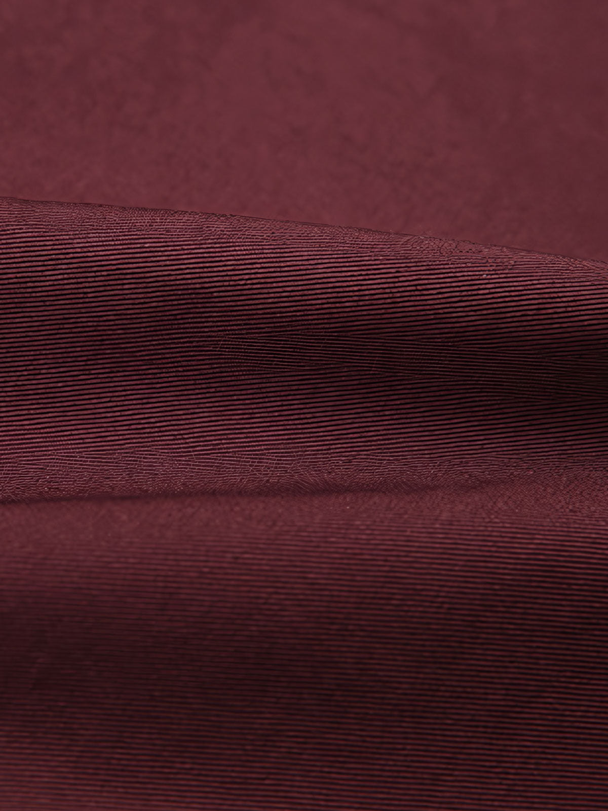 製品画像
厚手キャンバス生地で作られた刺繍キャンバスシャツの全体画像。1960年代のミリタリーユニフォームを再現したヴィンテージ感あるデザインが特徴。

詳細画像
フランス・ペリグーとアメリカ・カリフォルニア州をモチーフにした繊細な刺繍ディテールのクローズアップ。実用的なフラップ付きポケットも強調。