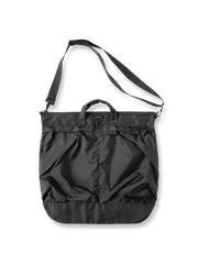 製品画像
1960年代のUSAFナイロンヘルメットバッグをリバイバルしたデザインの全体画像。防水性を備えた高密度ナイロン素材と多機能収納ポケットを特徴とするクラシカルなミリタリーバッグ。

詳細画像
フロント部分の立体収納ポケット、金属製フック、YKK製ナイロンファスナー、そしてキルティング加工された内部の中綿ディテールを強調したクローズアップ画像。
