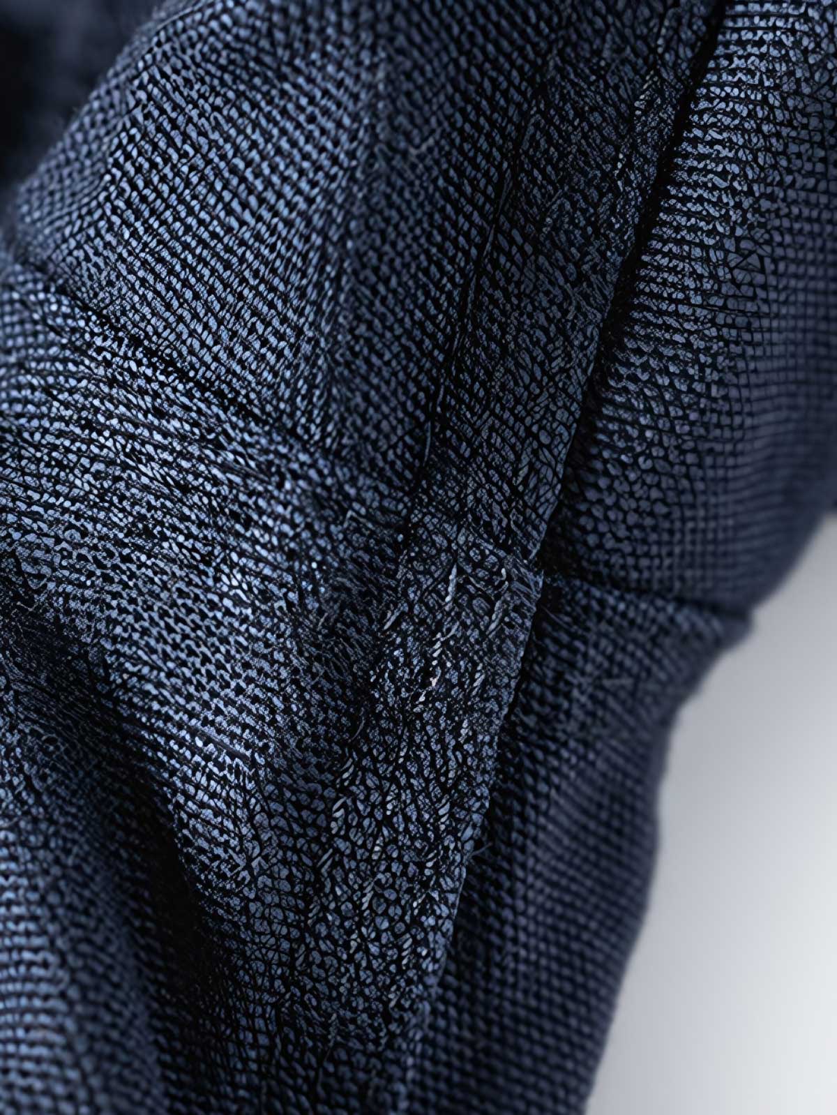 製品画像
デトロイトの1950年代ワーカーファッションにインスパイアされたオープンカラー キャンバス ショートジャケット全体画像。高密度コットンキャンバス素材とクラシックなデザインが特徴。

詳細画像
キルティング加工された裏地、柔らかなコーデュロイ素材の襟、斜め配置の大容量ポケットなど、機能性とデザイン性を両立したディテールのクローズアップ画像。