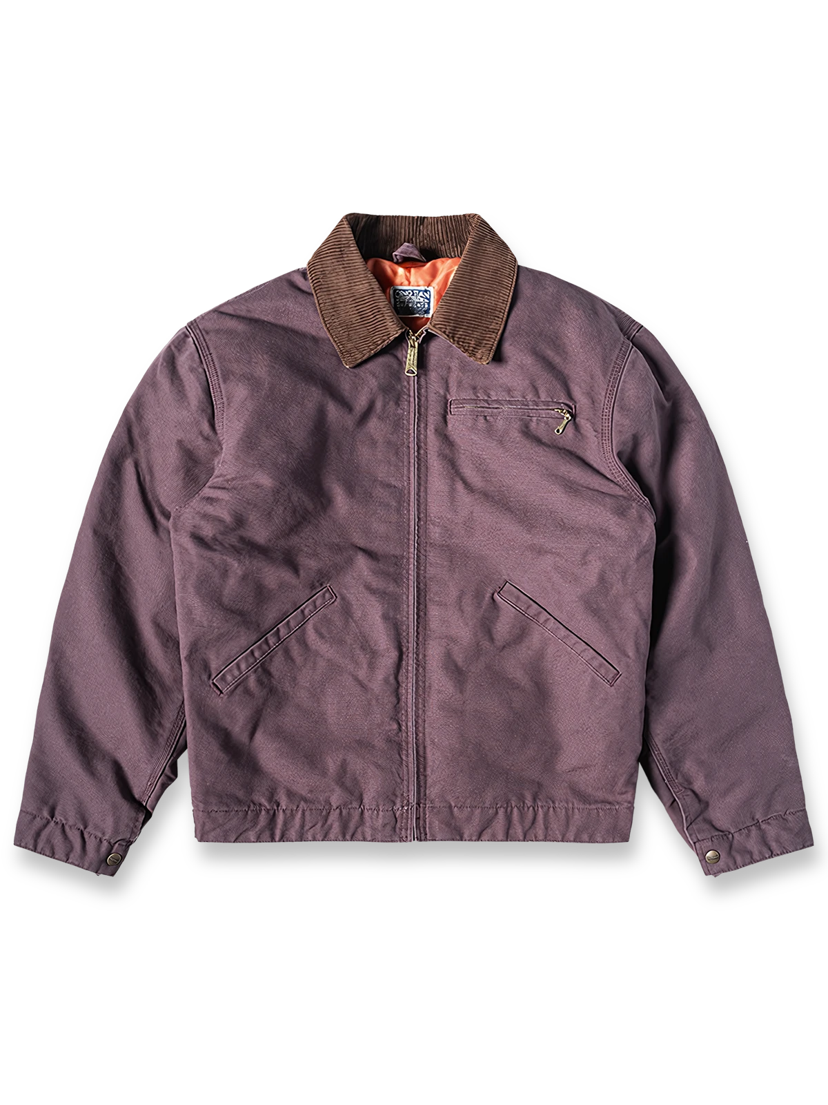 製品画像
デトロイトの1950年代ワーカーファッションにインスパイアされたオープンカラー キャンバス ショートジャケット全体画像。高密度コットンキャンバス素材とクラシックなデザインが特徴。

詳細画像
キルティング加工された裏地、柔らかなコーデュロイ素材の襟、斜め配置の大容量ポケットなど、機能性とデザイン性を両立したディテールのクローズアップ画像。