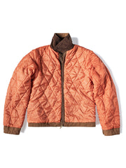 製品画像
デトロイトの1950年代ワーカーファッションにインスパイアされたオープンカラー キャンバス ショートジャケット全体画像。高密度コットンキャンバス素材とクラシックなデザインが特徴。

詳細画像
キルティング加工された裏地、柔らかなコーデュロイ素材の襟、斜め配置の大容量ポケットなど、機能性とデザイン性を両立したディテールのクローズアップ画像。