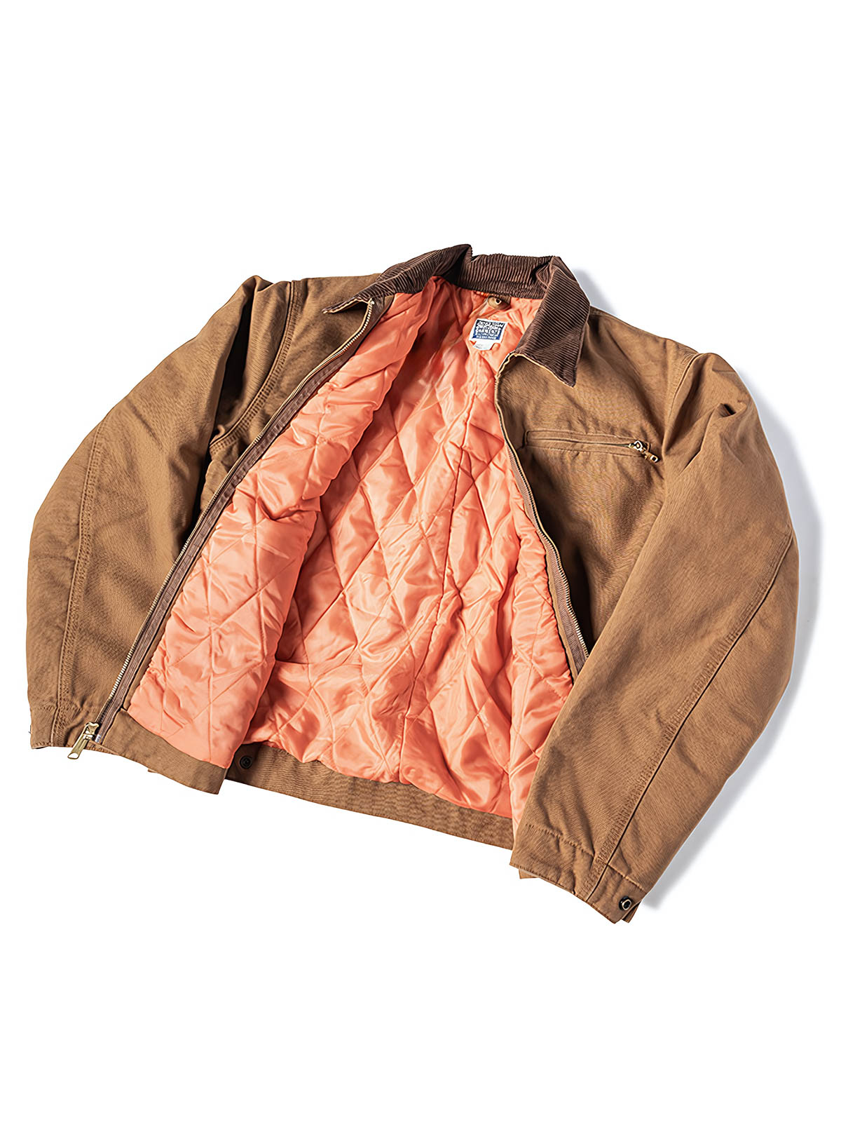 製品画像
デトロイトの1950年代ワーカーファッションにインスパイアされたオープンカラー キャンバス ショートジャケット全体画像。高密度コットンキャンバス素材とクラシックなデザインが特徴。

詳細画像
キルティング加工された裏地、柔らかなコーデュロイ素材の襟、斜め配置の大容量ポケットなど、機能性とデザイン性を両立したディテールのクローズアップ画像。