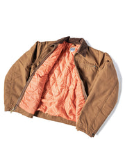 製品画像
デトロイトの1950年代ワーカーファッションにインスパイアされたオープンカラー キャンバス ショートジャケット全体画像。高密度コットンキャンバス素材とクラシックなデザインが特徴。

詳細画像
キルティング加工された裏地、柔らかなコーデュロイ素材の襟、斜め配置の大容量ポケットなど、機能性とデザイン性を両立したディテールのクローズアップ画像。