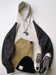 製品画像
430gの厚手スウェット生地で作られたバイカラー ラグランスリーブ パーカー全体画像。ヴィンテージカレッジ風のデザインが特徴で、秋冬の万能アイテムとして活躍。

詳細画像
肩周りをすっきり見せるラグランスリーブデザインと、縫製部分を補強した三本針ステッチのクローズアップ画像。厚手リブ仕様のディテールも確認可能。