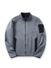 製品画像
「9色展開のスタンドカラーフリースジャケットの全体展示画像。高い透湿性と保温性を兼ね備え、スタンドカラーデザインが防風性と首元の立体感を引き立てるジャケット。多孔構造、ポーラス構造、マイクロポーラス膜技術、透湿性、保温性、防風、9色展開。」

詳細画像
「スタンドカラーフリースジャケットのスタンドカラー部分と袖口のディテールを特写。防風性と保温性を高めるデザインが際立ち、柔らかな起毛素材と立体メッシュ素材の構造が確認できる。スタンドカラー、防風デザイン、保温性、起毛素材、立体メッシュ、多孔構造、ディテール特写。」