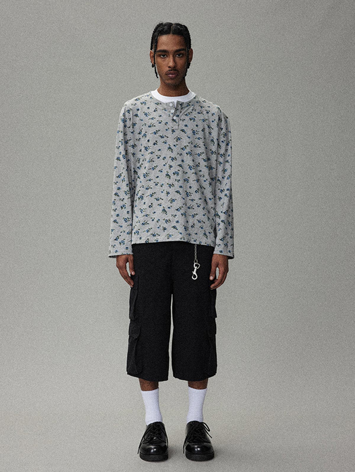 モデルが着用した花柄ヘンリーネック長袖Tシャツの展示図