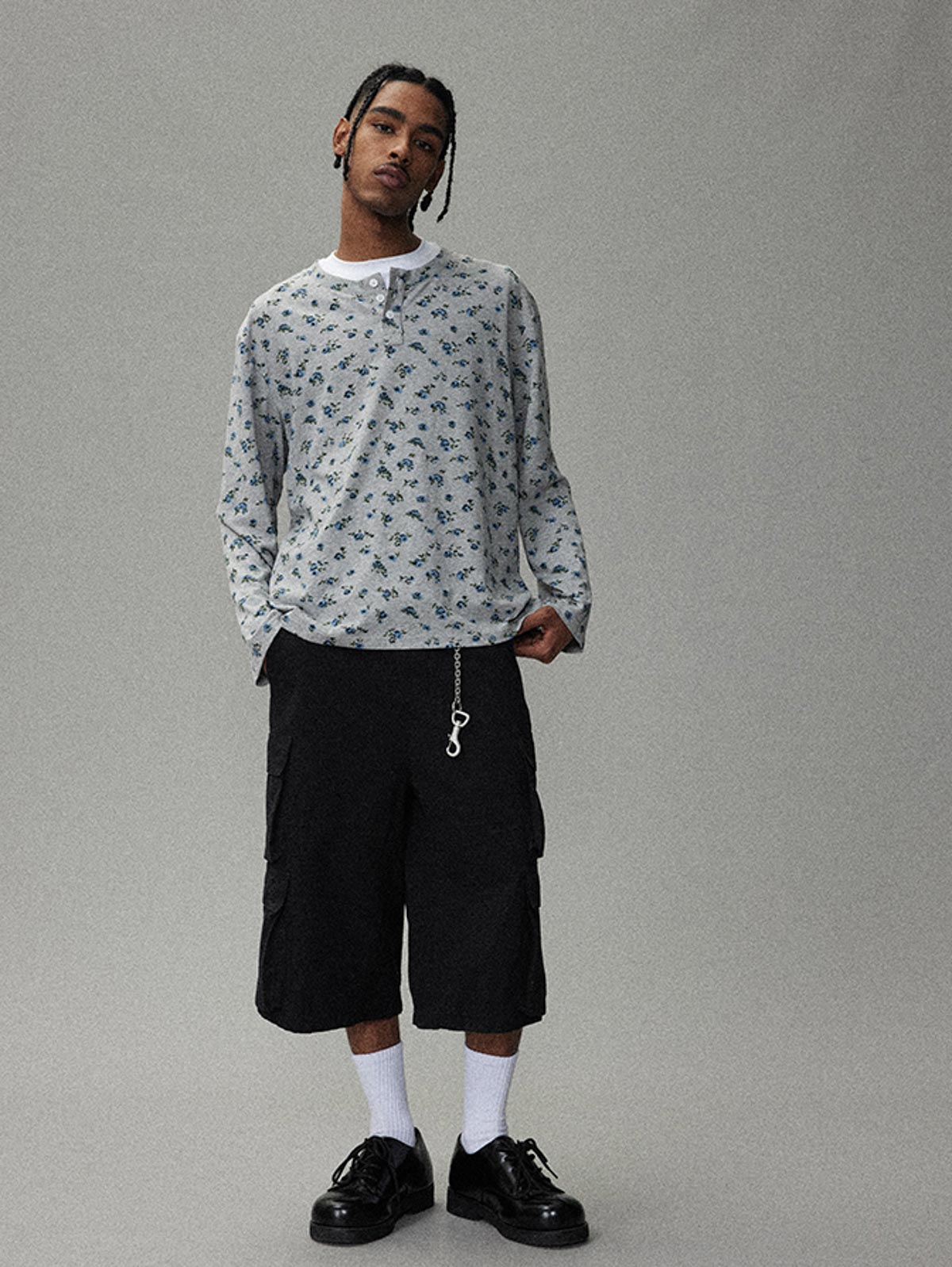 モデルが着用した花柄ヘンリーネック長袖Tシャツの展示図