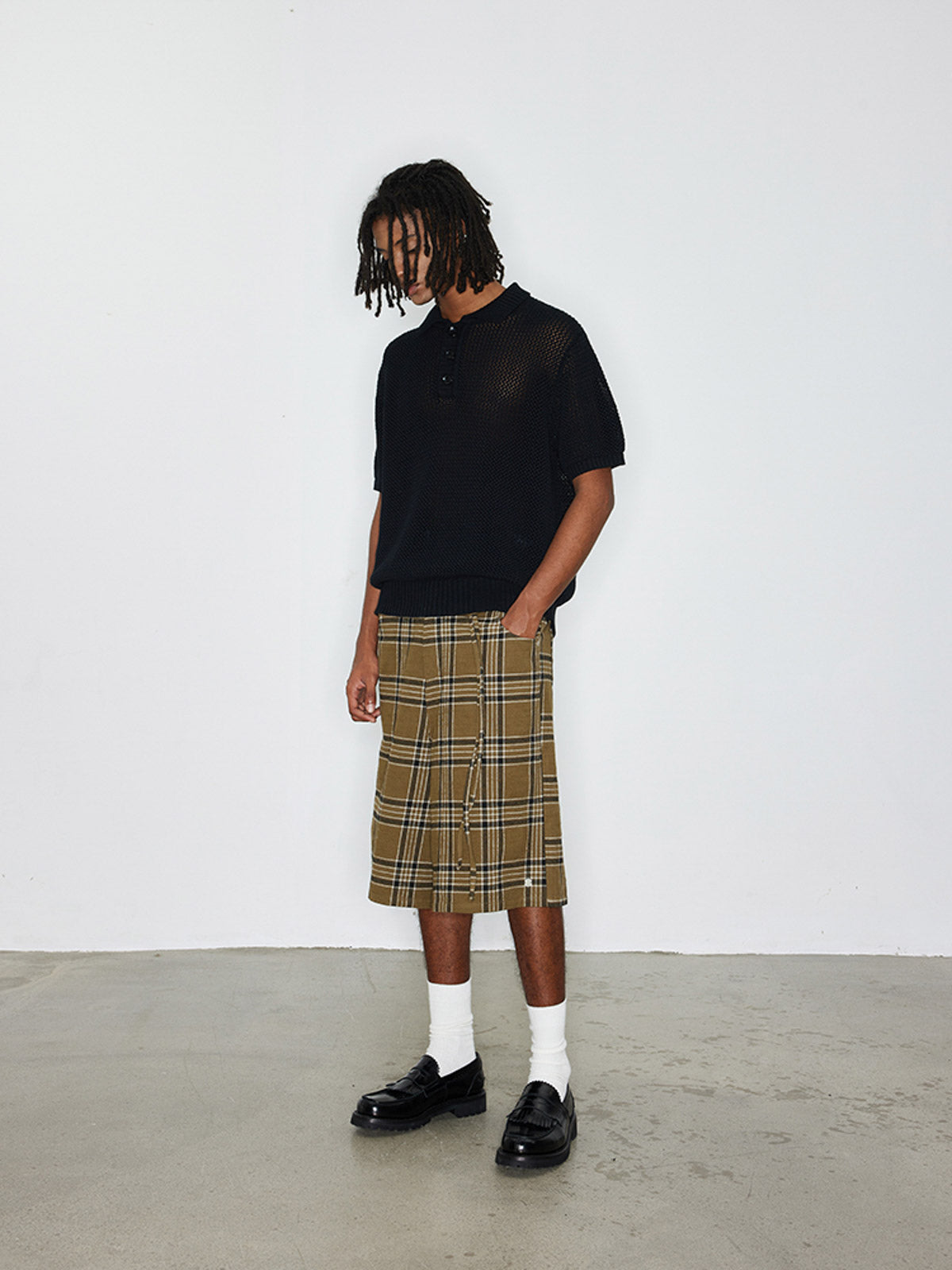 モデルがスコットランドチェック ワイドクロップドパンツを着用した画像