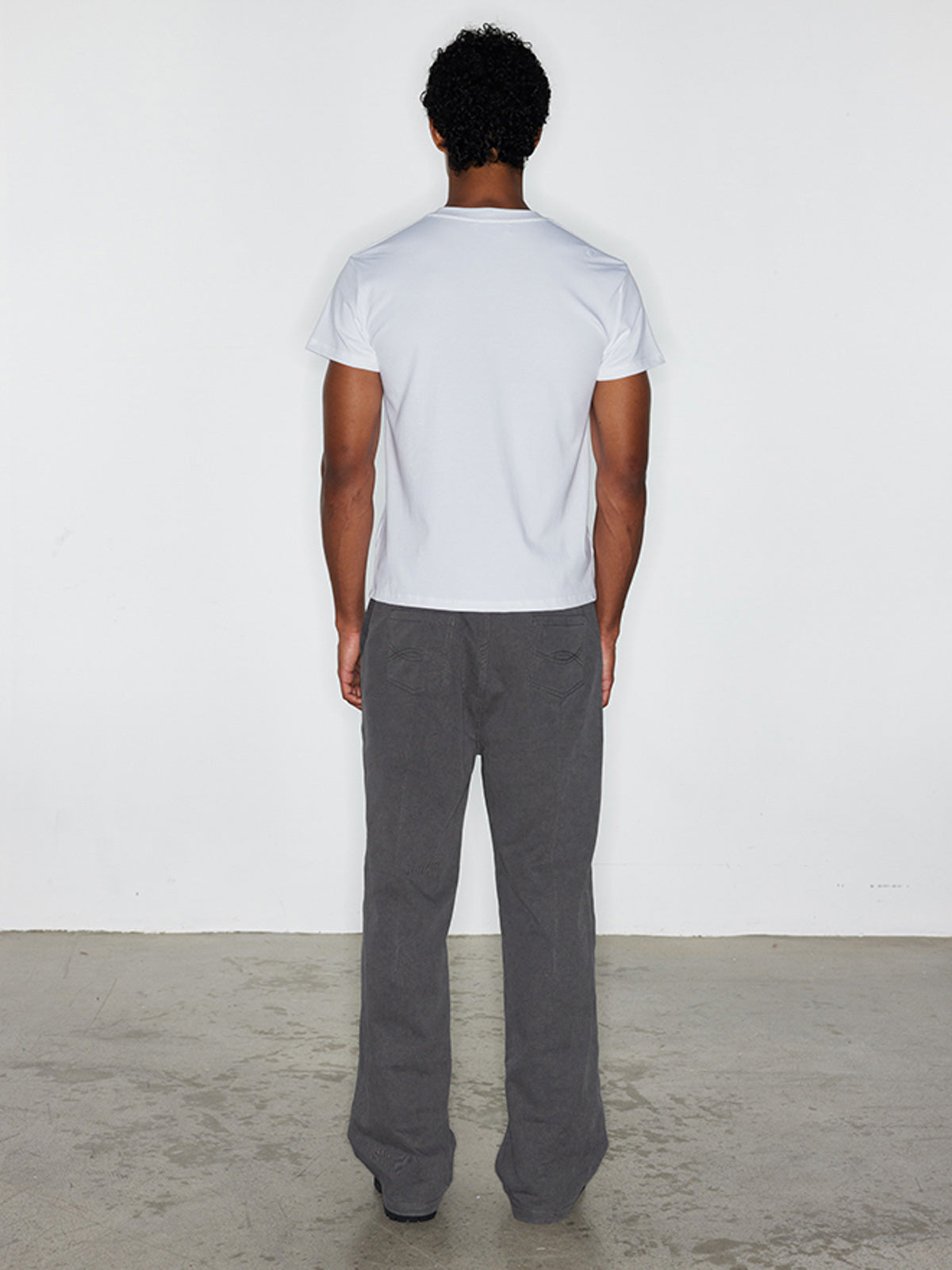 モデルがロゴプリントスリムフィットショートスリーブTシャツを着用した画像