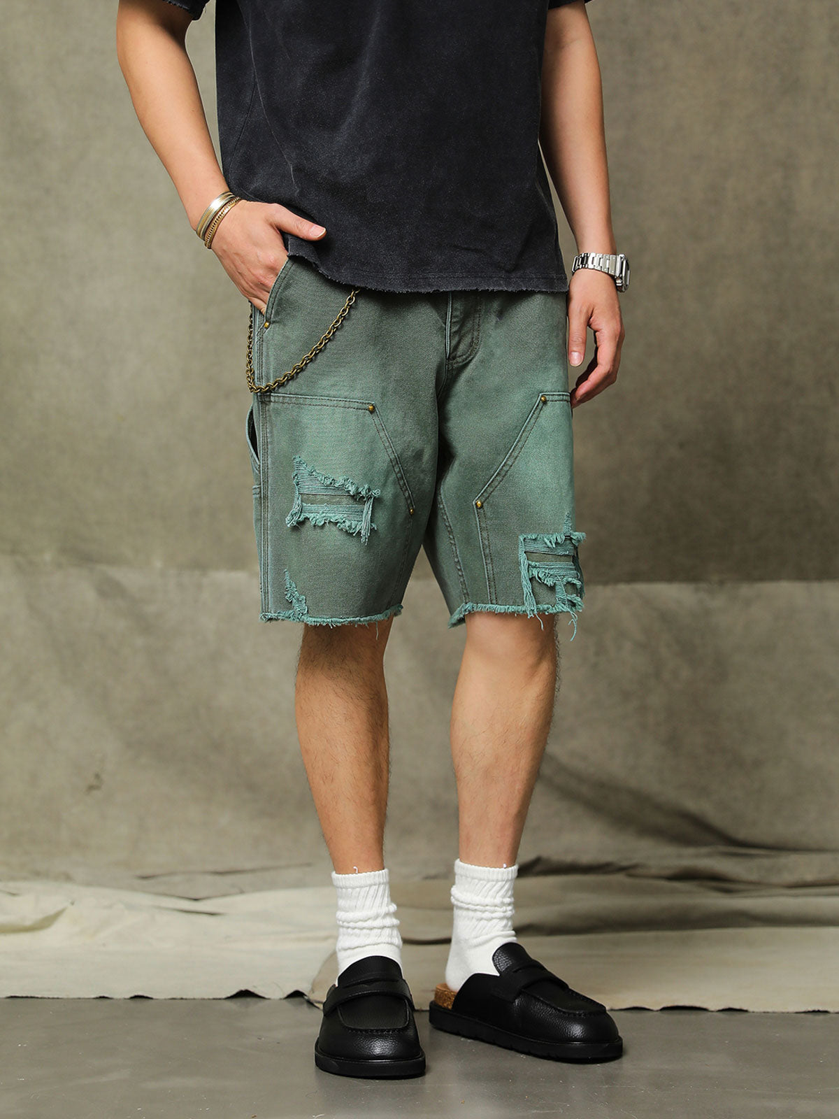 モデルが着用したヴィンテージ加工ワークショーツの展示図