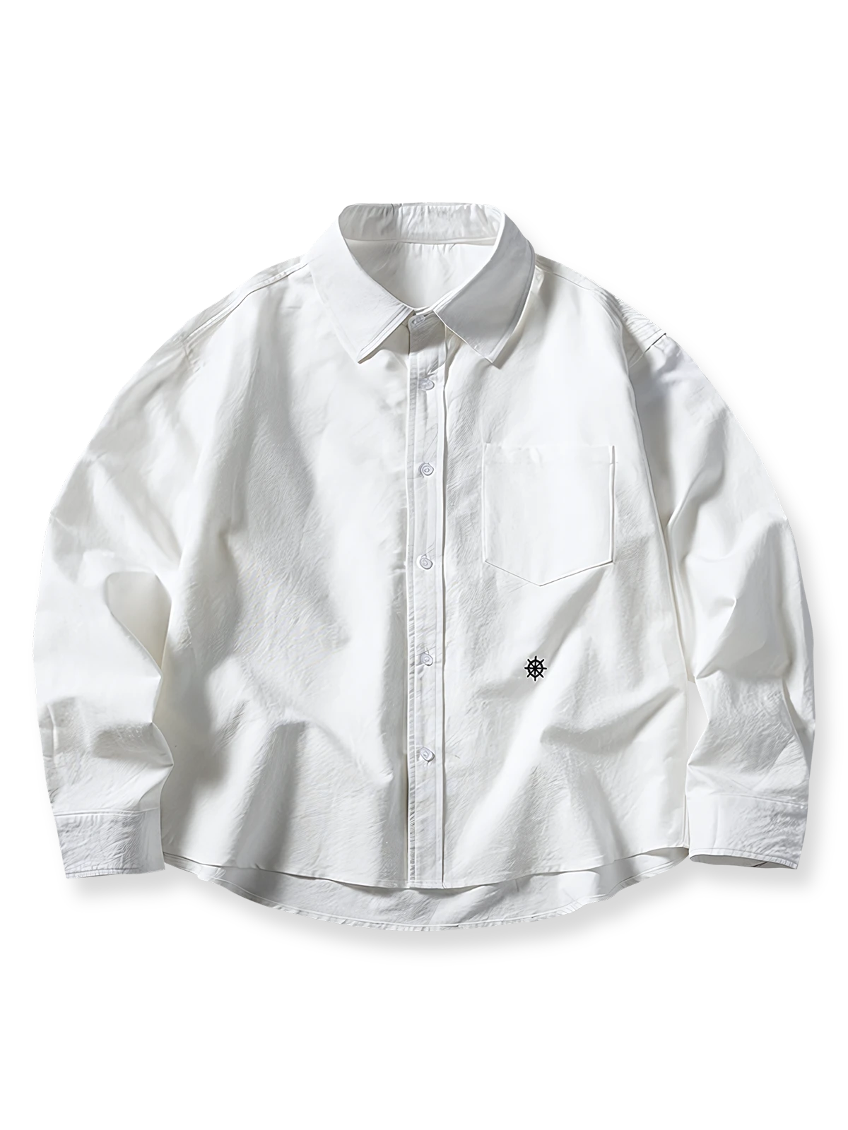 製品画像
「クラシックなブルーストライプと精巧な舵の刺繍を施した長袖シャツの全体展示図。ヴィンテージ感とエレガンスを兼ね備えたデザインが特徴。」

詳細画像
「小さくて精巧な舵刺繍ディテールの特写。航海テーマを表現した刺繍がヴィンテージ感を引き立て、デザイン性と機能性を兼ね備えています。」