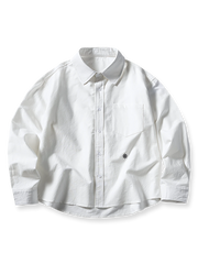 製品画像
「クラシックなブルーストライプと精巧な舵の刺繍を施した長袖シャツの全体展示図。ヴィンテージ感とエレガンスを兼ね備えたデザインが特徴。」

詳細画像
「小さくて精巧な舵刺繍ディテールの特写。航海テーマを表現した刺繍がヴィンテージ感を引き立て、デザイン性と機能性を兼ね備えています。」