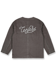 製品画像
「ヴィンテージ加工を施したノーカラーフィッシングジャケット全体イメージ。1950年代のフィッシングカーディガンからインスパイアされ、ウォッシュ加工で自然な色褪せ感を表現した一着。」

詳細画像
「ヘリンボーン生地のしっかりとしたテクスチャーとウォッシュ加工によるユーズド感、胸ポケットのラムウール織りディテールをクローズアップ。」
