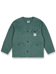 製品画像
「ヴィンテージ加工を施したノーカラーフィッシングジャケット全体イメージ。1950年代のフィッシングカーディガンからインスパイアされ、ウォッシュ加工で自然な色褪せ感を表現した一着。」

詳細画像
「ヘリンボーン生地のしっかりとしたテクスチャーとウォッシュ加工によるユーズド感、胸ポケットのラムウール織りディテールをクローズアップ。」
