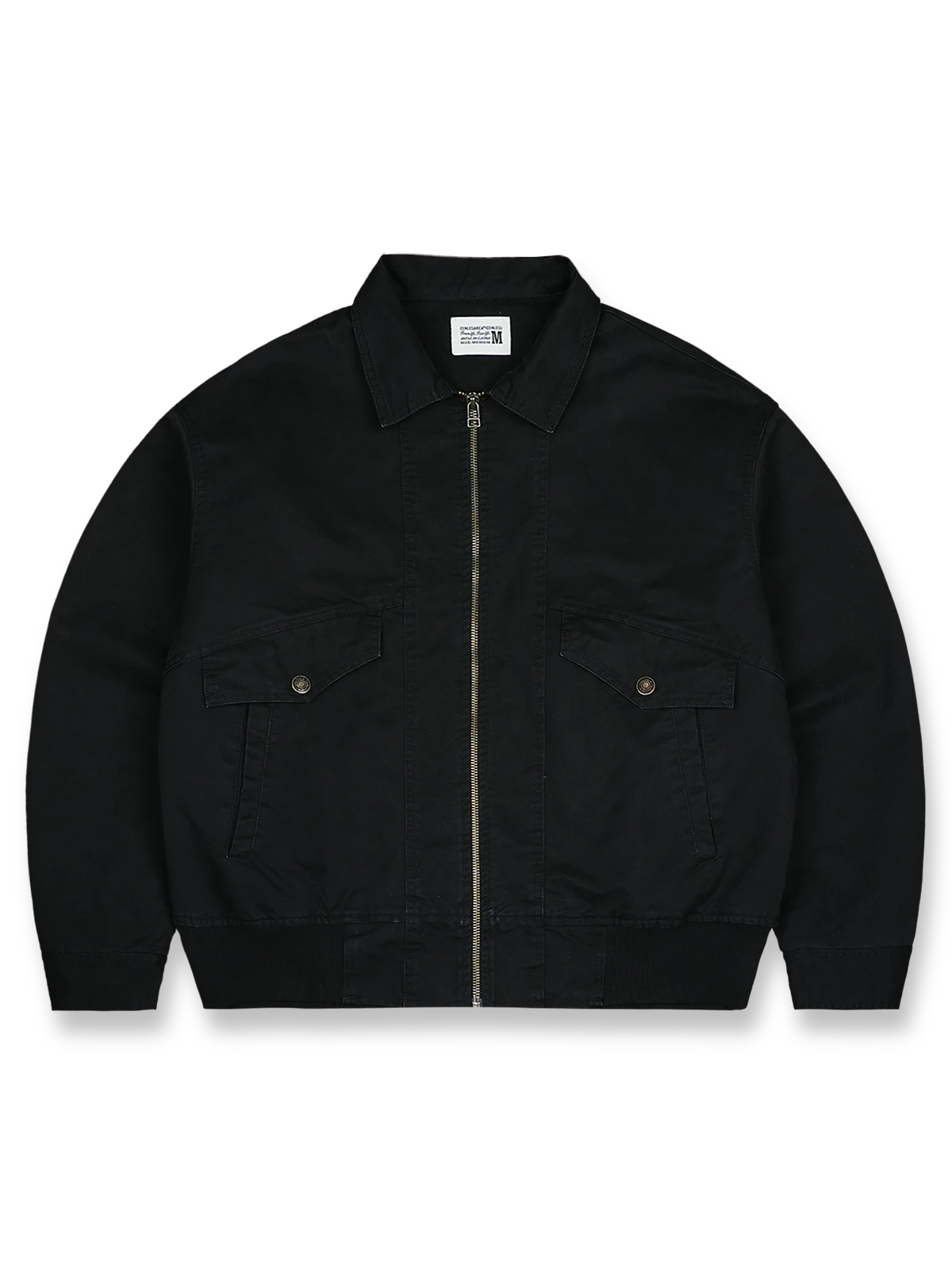 製品画像
「ヴィンテージ感漂う多ポケット刺繍フライトジャケット全体イメージ。クラッシュ加工が施されたコットンサテン生地と多ポケットデザインが特徴の一着。」

詳細画像
「異なる方向に配置されたポケットと立体的な構造のディテールをクローズアップ。クラッシュ加工による自然なユーズド感とふんわりとした起毛感が魅力。」
