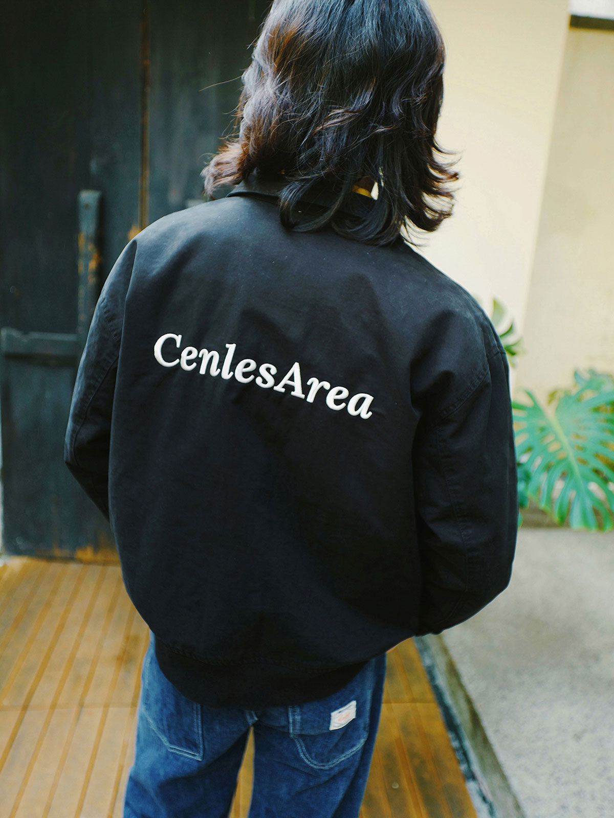 詳細画像
「異なる方向に配置されたポケットと立体的な構造のディテールをクローズアップ。クラッシュ加工による自然なユーズド感とふんわりとした起毛感が魅力。」

モデル画像
「モデルがカジュアルパンツと合わせた多ポケット刺繍フライトジャケットのヴィンテージスタイルコーディネート。ワイドフィットシルエットと短丈がスタイルアップを演出。」