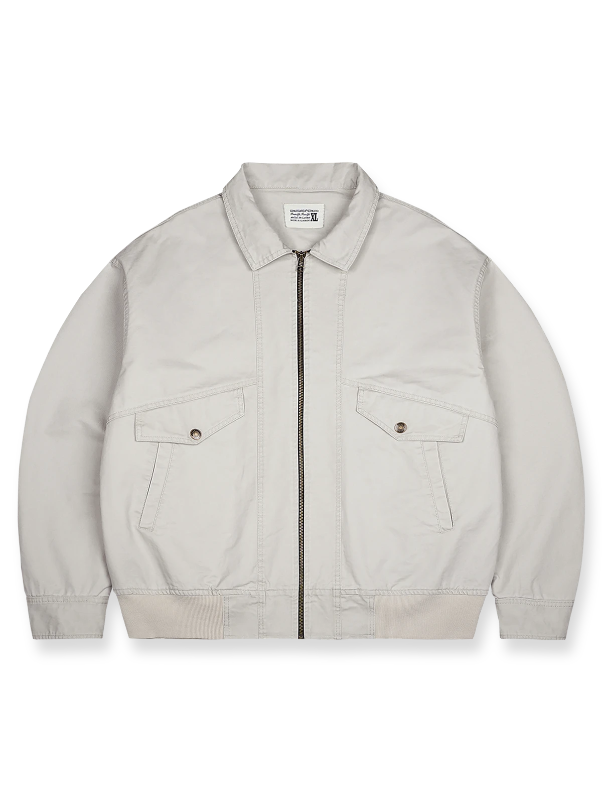 製品画像
「ヴィンテージ感漂う多ポケット刺繍フライトジャケット全体イメージ。クラッシュ加工が施されたコットンサテン生地と多ポケットデザインが特徴の一着。」

詳細画像
「異なる方向に配置されたポケットと立体的な構造のディテールをクローズアップ。クラッシュ加工による自然なユーズド感とふんわりとした起毛感が魅力。」
