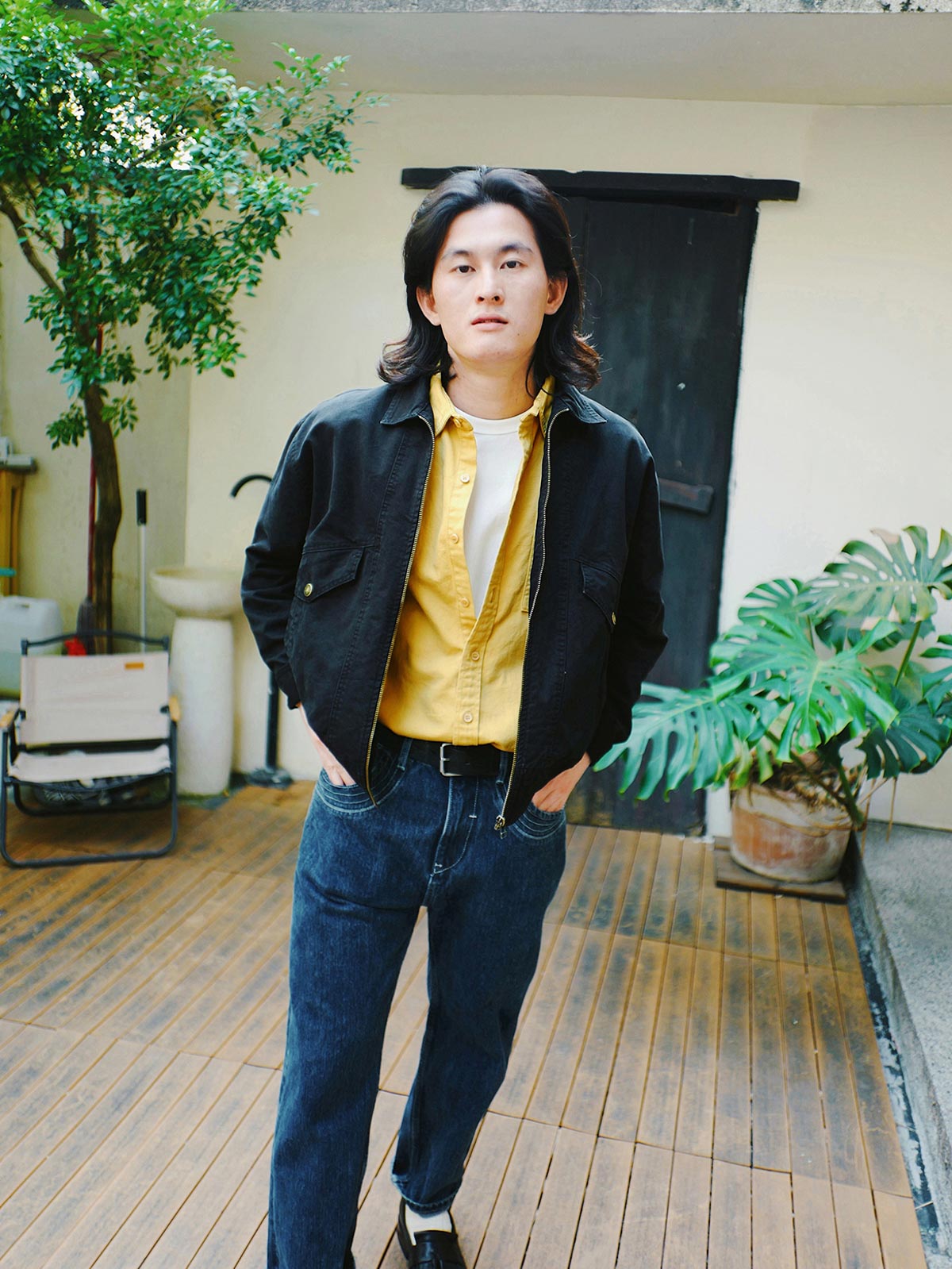 詳細画像
「異なる方向に配置されたポケットと立体的な構造のディテールをクローズアップ。クラッシュ加工による自然なユーズド感とふんわりとした起毛感が魅力。」

モデル画像
「モデルがカジュアルパンツと合わせた多ポケット刺繍フライトジャケットのヴィンテージスタイルコーディネート。ワイドフィットシルエットと短丈がスタイルアップを演出。」