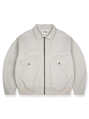 製品画像
「ヴィンテージ感漂う多ポケット刺繍フライトジャケット全体イメージ。クラッシュ加工が施されたコットンサテン生地と多ポケットデザインが特徴の一着。」

詳細画像
「異なる方向に配置されたポケットと立体的な構造のディテールをクローズアップ。クラッシュ加工による自然なユーズド感とふんわりとした起毛感が魅力。」
