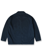 製品画像
「ウォッシュ加工を施したワークテイストテーラードジャケット全体イメージ。スーツのフォーマル感とワークウェアの実用性を融合し、ヴィンテージ感を演出したデザイン。」

詳細画像
「バイカラーの胸ポケットやアシンメトリーな複合ポケットのディテールクローズアップ。酵素ウォッシュ加工による自然な色褪せ感と軽い起毛感が特徴。」