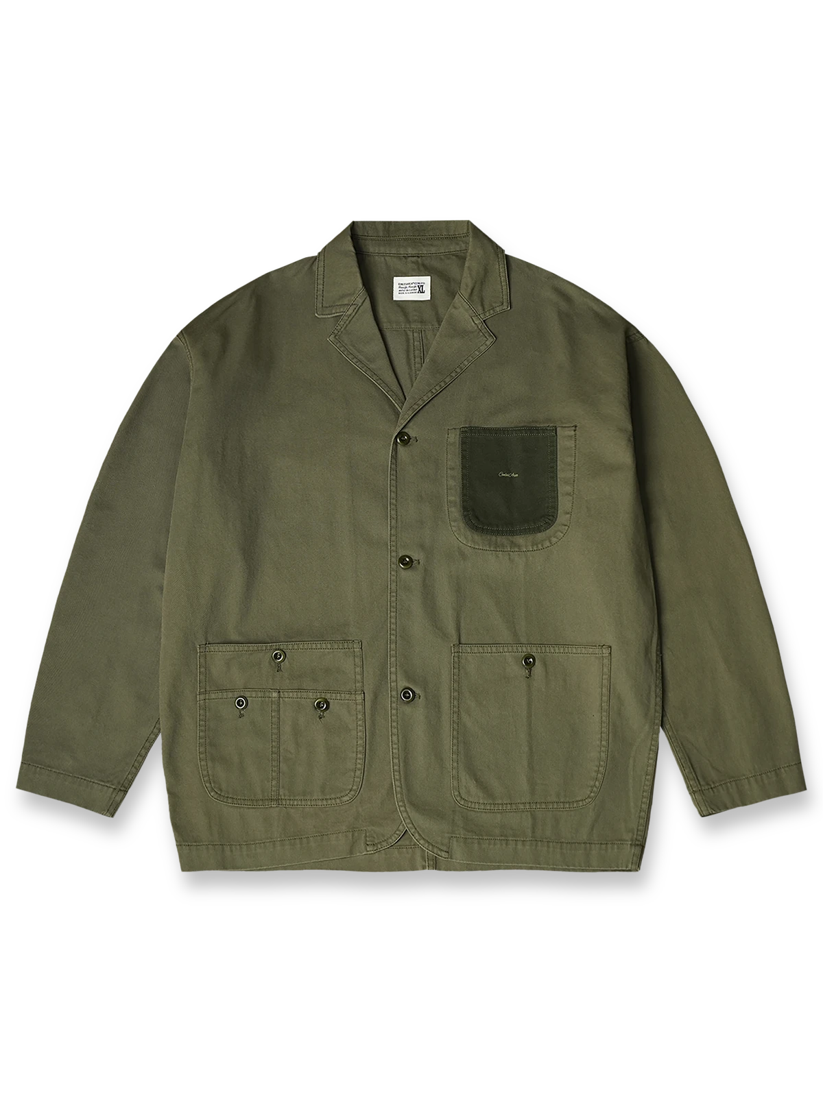 製品画像
「ウォッシュ加工を施したワークテイストテーラードジャケット全体イメージ。スーツのフォーマル感とワークウェアの実用性を融合し、ヴィンテージ感を演出したデザイン。」

詳細画像
「バイカラーの胸ポケットやアシンメトリーな複合ポケットのディテールクローズアップ。酵素ウォッシュ加工による自然な色褪せ感と軽い起毛感が特徴。」