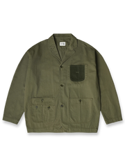 製品画像
「ウォッシュ加工を施したワークテイストテーラードジャケット全体イメージ。スーツのフォーマル感とワークウェアの実用性を融合し、ヴィンテージ感を演出したデザイン。」

詳細画像
「バイカラーの胸ポケットやアシンメトリーな複合ポケットのディテールクローズアップ。酵素ウォッシュ加工による自然な色褪せ感と軽い起毛感が特徴。」