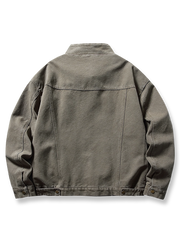 製品画像
スタンドカラーデザインが特徴的なウォッシュドジャケット。1930年代からWWIIにかけて米軍パイロットに愛されたクラシックなスタイルを継承し、特殊なウォッシュ加工によりヴィンテージ感を強調したミリタリージャケット

詳細画像
軍装を思わせる立ち襟ディテールと斜めフラップポケットがデザインのアクセントに。胸部の精密なステッチラインが、ハリントンジャケットならではの伝統的な美しさと実用性を引き立てる