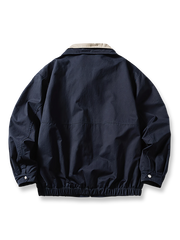 製品画像
「レトロなワークウェア風デザインとパッチワーク襟、レイヤードデザインを採用したワークジャケット全体の展示図。高密度のワークウェア生地が耐久性と防風性を提供し、モダンなトレンドとクラシックなデザインが融合。」

詳細画像
「バイカラーパッチワーク襟と耐久性の高い金属ジッパーのディテール特写。視覚的なコントラストを強調し、細部にわたる高品質の仕上がりが見て取れる。」