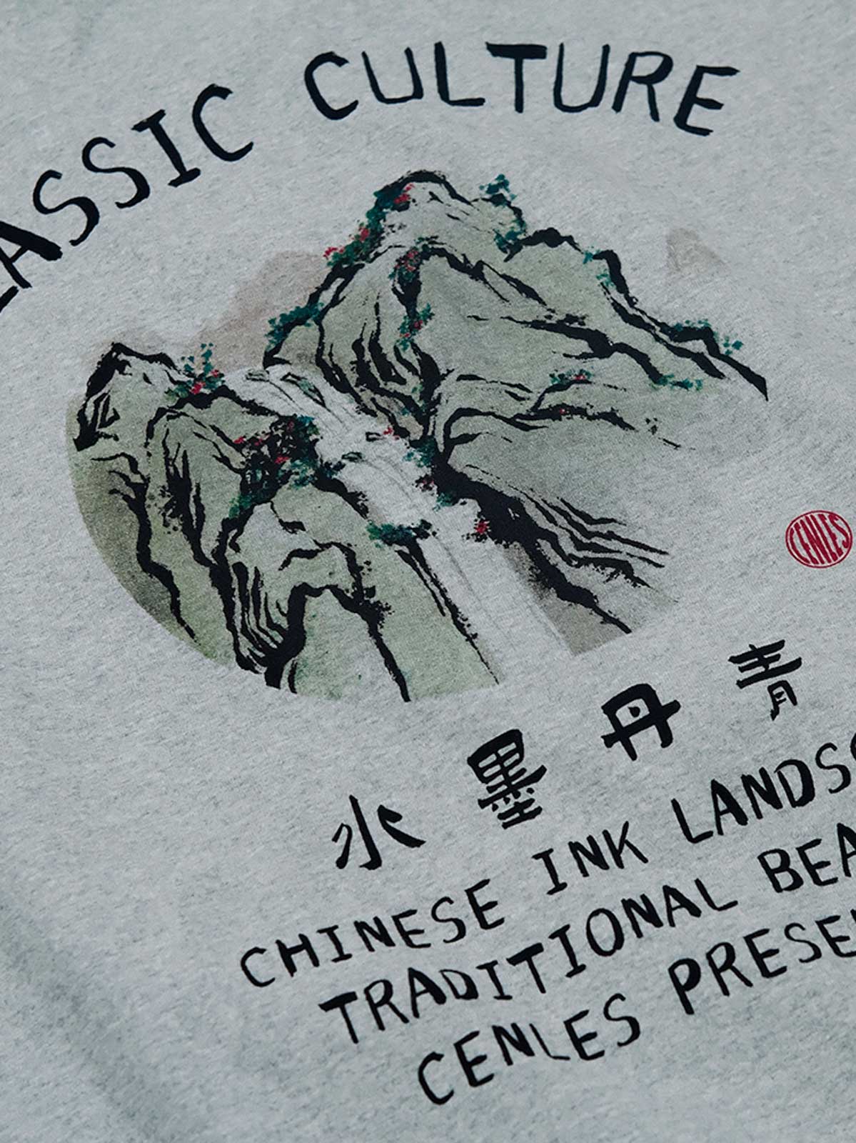 東洋の水墨画がプリントされた『水墨丹青』短袖Tシャツのフロントビュー。自然景観の繊細な描写が特徴のアートピース。水墨画プリントTシャツのネックラインとダブルステッチのショルダーラインのクローズアップ。精緻なプリント技術と生地の質感が確認できる。
