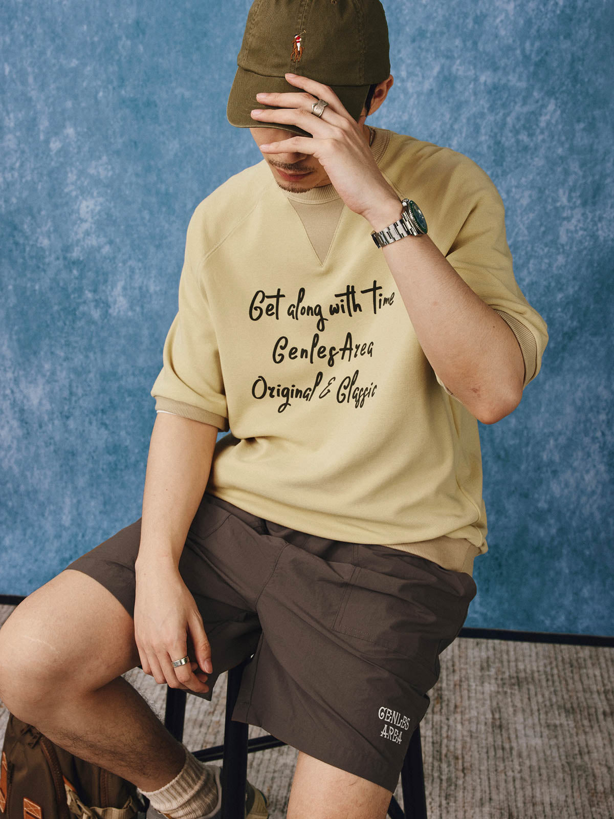 モデルがカーキ色のワッフル格子ラグランスリーブ半袖Tシャツを着用し、カジュアルパンツとシンプルなスニーカーでスタイリング。リラックスフィットで日常のカジュアルな外出に適した快適なスタイルを提案しています。