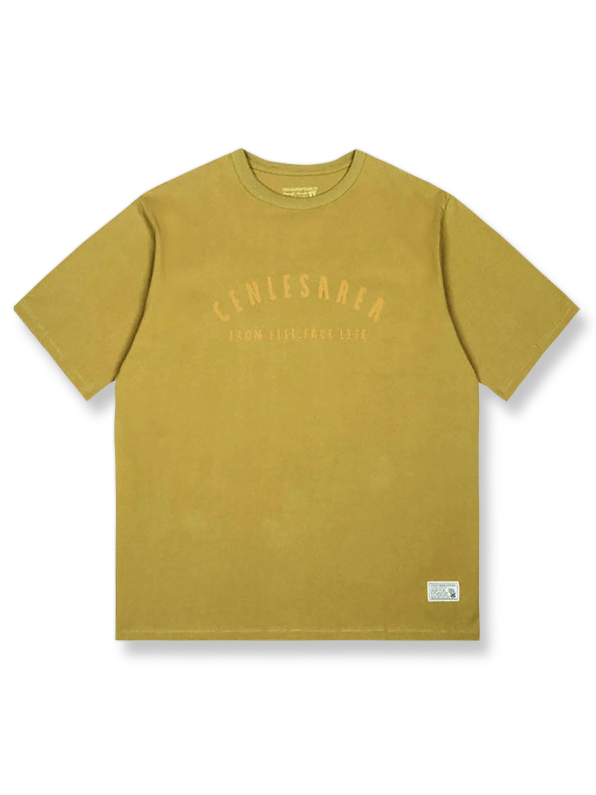 デザートイエローの背景にサボテンと野生の花の刺繍が施された「デザートフラワー」半袖Tシャツの正面ビュー。ゆったりとしたフィット感で、夏の日常着に理想的です。