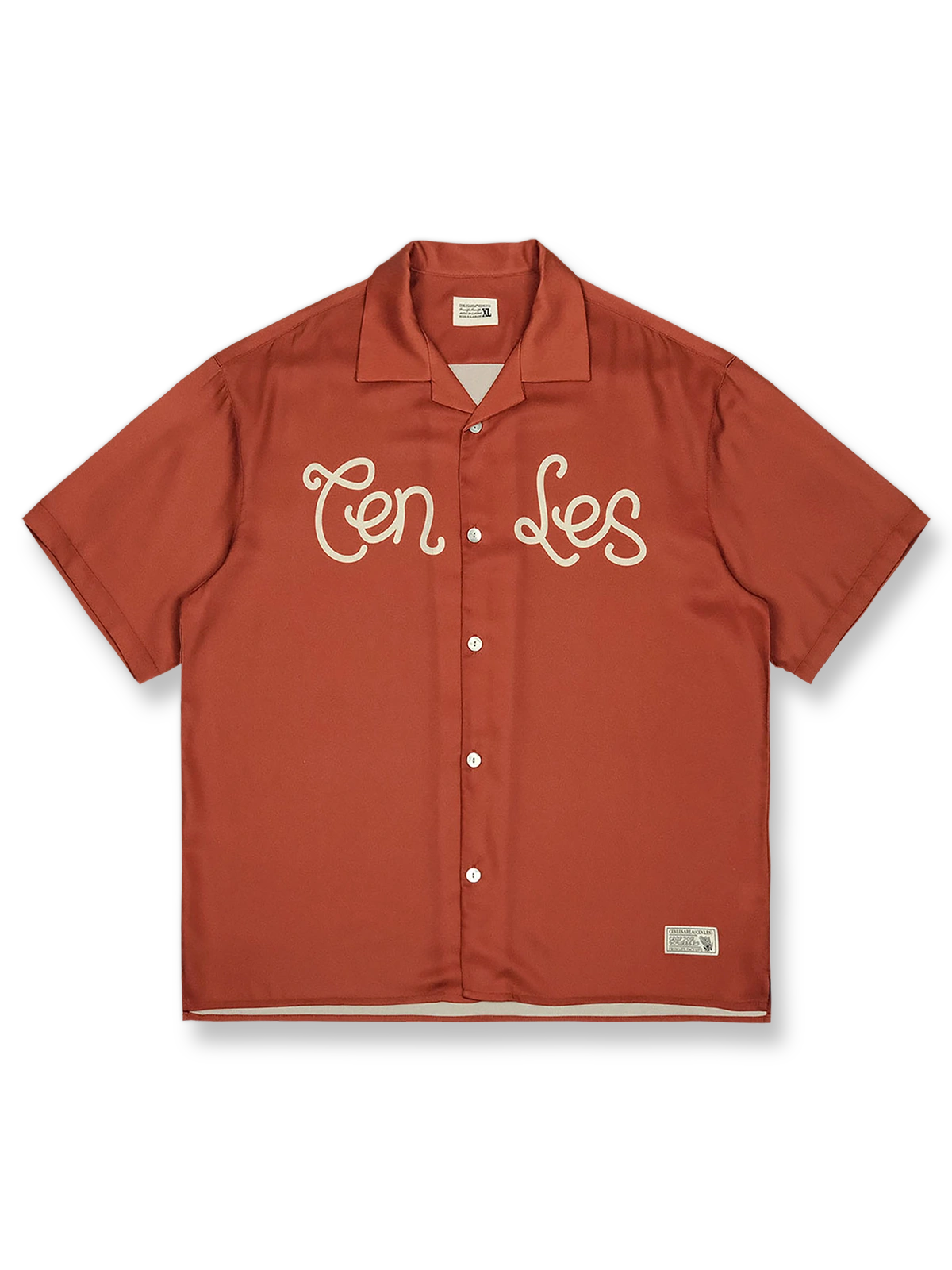 オレンジレッドの背景にレトロプリントが施されたキューバカラーの半袖シャツの正面ビュー。直線的でゆったりとしたカットが特徴で、リラックスしたカジュアルスタイルを提供します。