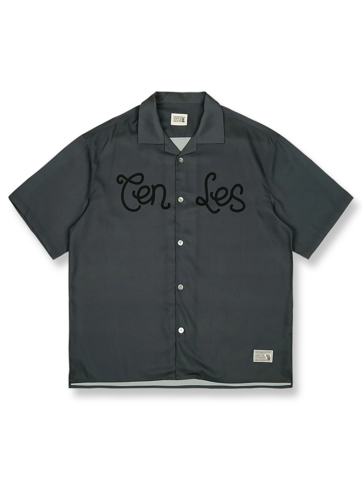 オレンジレッドの背景にレトロプリントが施されたキューバカラーの半袖シャツの正面ビュー。直線的でゆったりとしたカットが特徴で、リラックスしたカジュアルスタイルを提供します。